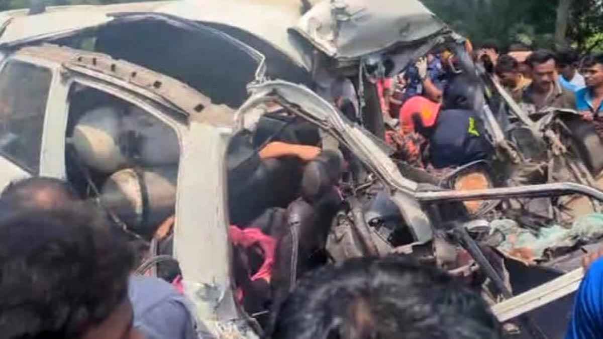 2025/July 2025/নাটোরে ট্রাক চাপায় মাইক্রোবাস চালকসহ ৮ জনের মৃত্যু.jpg